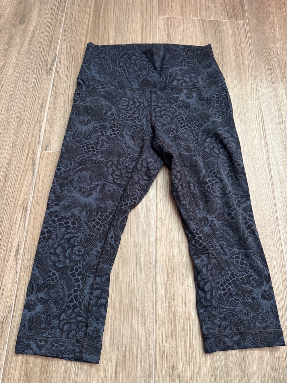 🖤 lululemon Size 6 High-Rise Cropped Printed Leggings